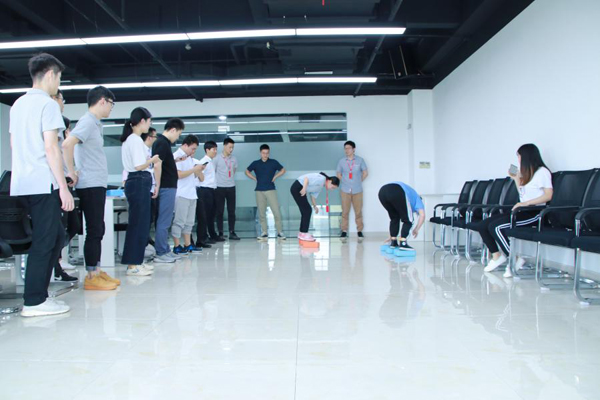 摸石頭過(guò)河比賽現(xiàn)場(chǎng)